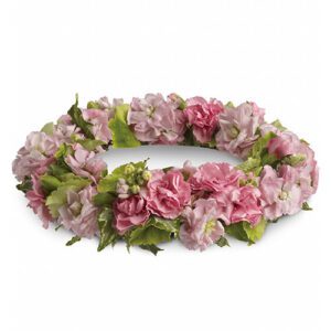 A pink flower lei with green leaves around it.